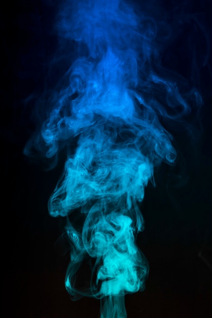 검은 배경 위에 푸른 색조 연기 확산