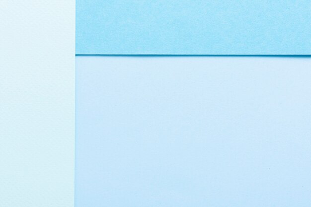コピースペースを持つ青いトーンの幾何学的な紙