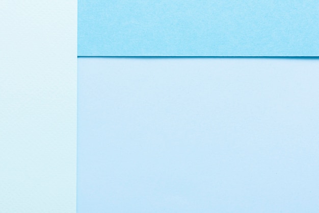 Синие тонированные геометрические листы бумаги с копией пространства
