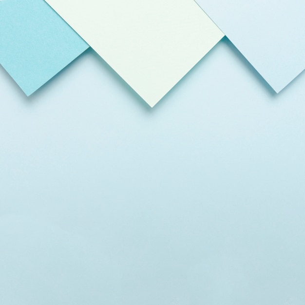 Бесплатное фото Синие тонированные набор листов бумаги с копией пространства