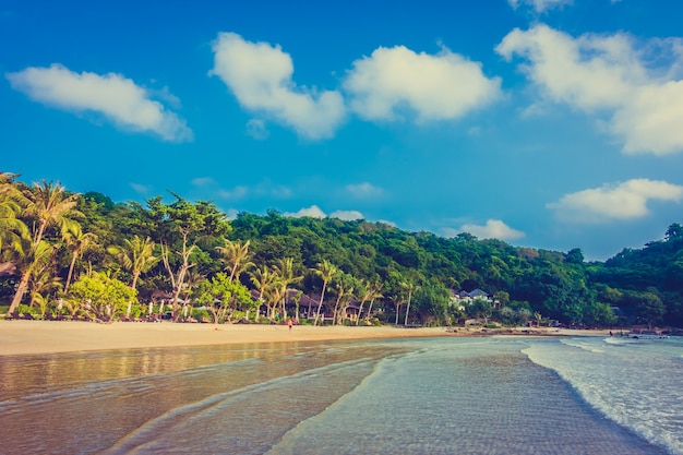 Foto gratuita blu spiaggia tropicale sfondo di sabbia