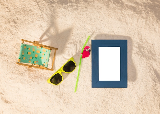 Синяя вертикальная рамка и солнцезащитные очки на пляже