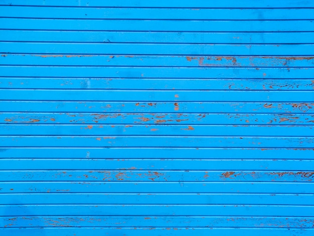 ストライプの青い壁