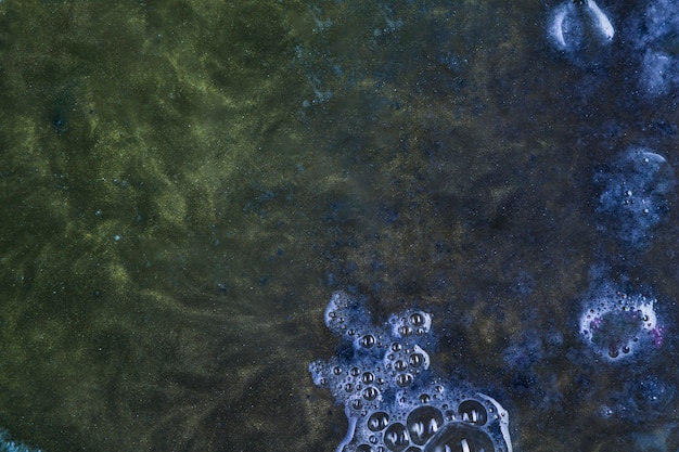 Foto gratuita acqua blu con bolle bianche