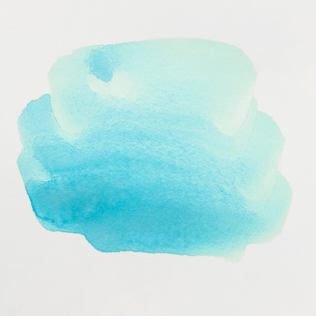 Синий акварельный мазок на белом фоне