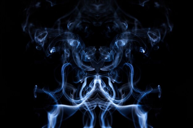 Foto gratuita fumo ondulato blu su sfondo nero