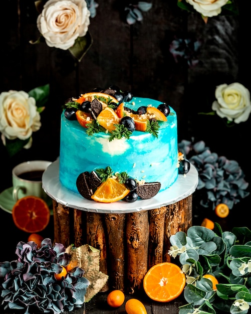 Синий белый торт с фруктами