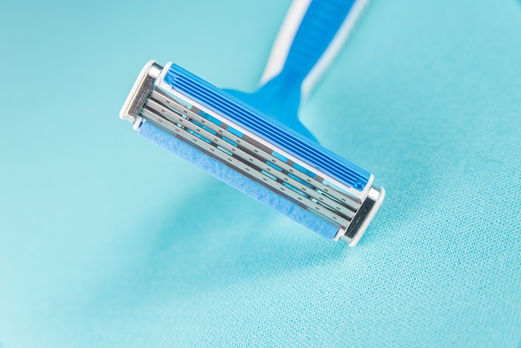 Free Photo blue and white modern razor - detail in macro