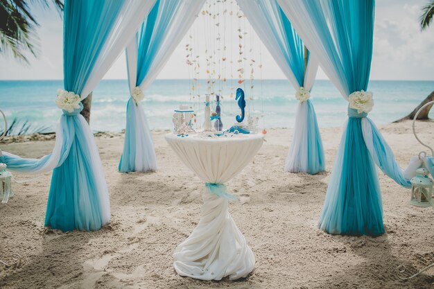 배경에 바다와 야자수로 둘러싸인 해변에서 파란색과 흰색 결혼식 통로