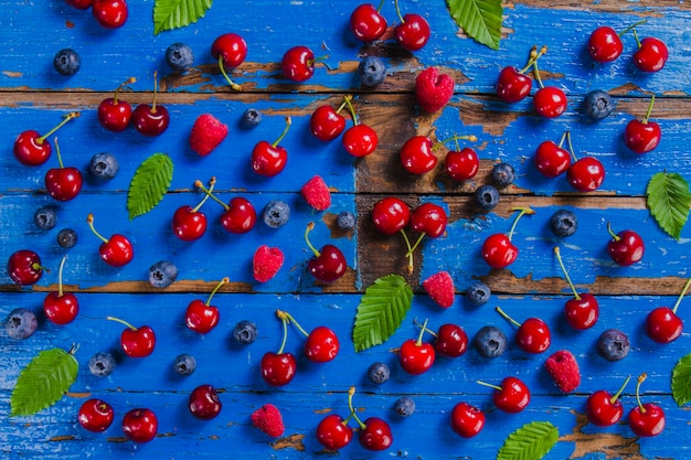 Бесплатное фото Голубая деревянная поверхность с цветными фруктами