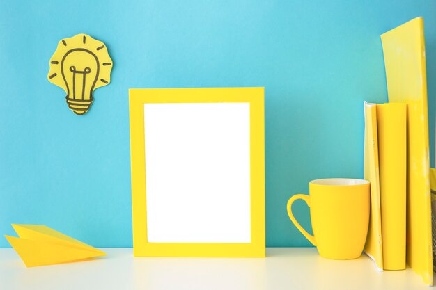 創造的なアイデアのための青と黄色の職場