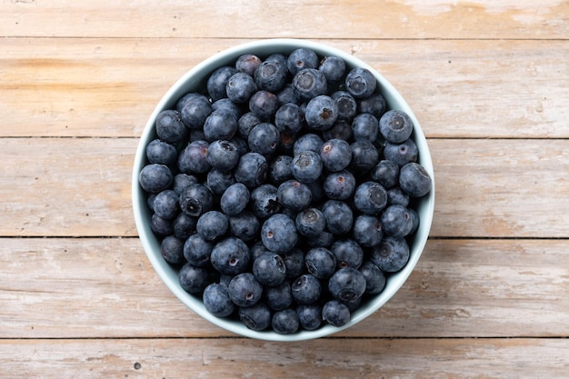 無料写真 blueberries in green bowl on wooden table