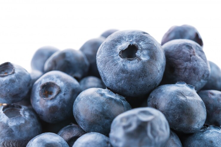 Free Photo blueberry basket isolated on white