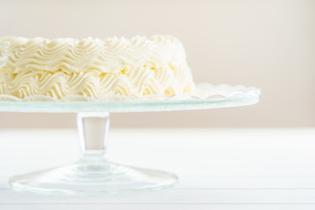 Foto gratuita torta di formaggio ai mirtilli con segno di buon compleanno sulla parte superiore