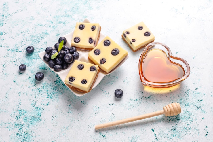 Free Photo blueberry cheesecake bars with honey and fresh berries