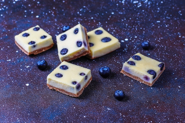 Foto gratuita barrette di cheesecake ai mirtilli con miele e frutti di bosco freschi.