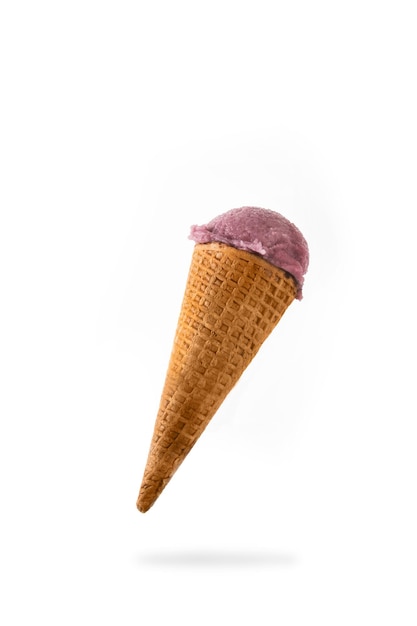 Конус мороженого с черникой, плавающий в воздухе на белом фоне