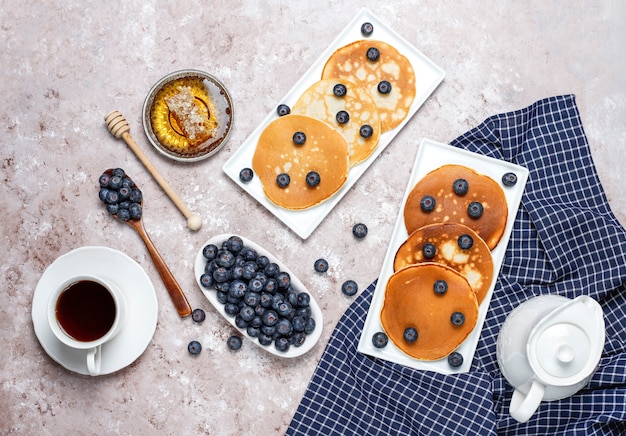 Free photo blueberry pancakes on brown light surface