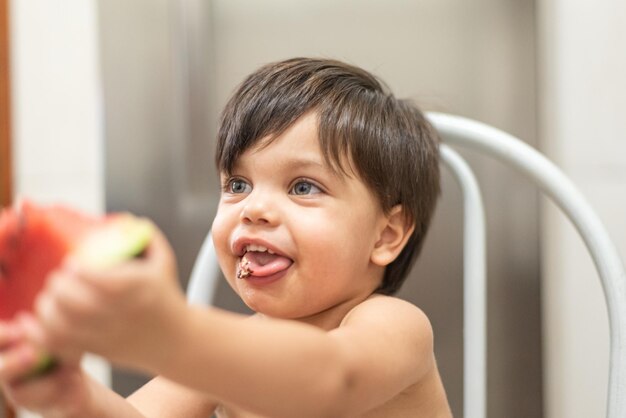 スイカを食べる青い目の男の子