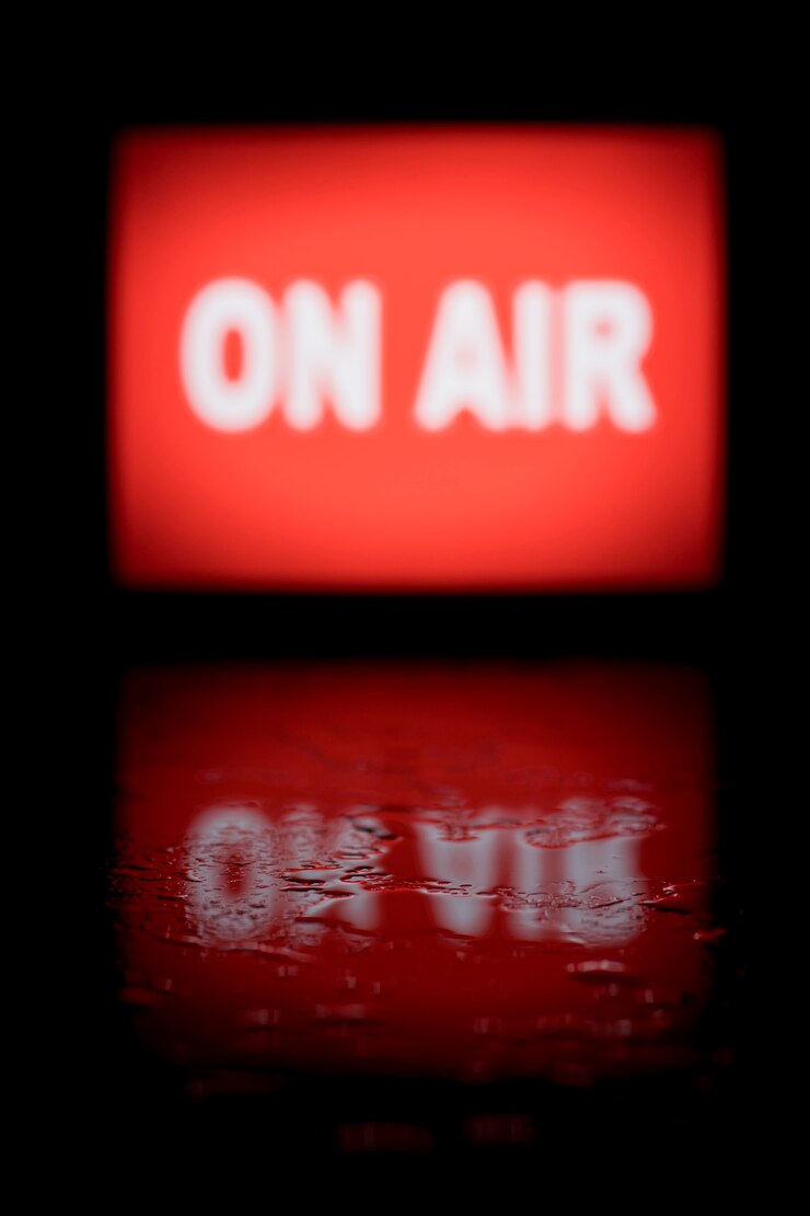 Free Photo blurred on air neon light banner with reflection