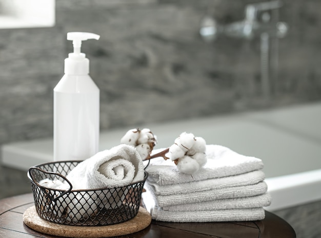 Free photo blurred bathroom interior and set of clean folded towels copy space. hygiene and health concept.