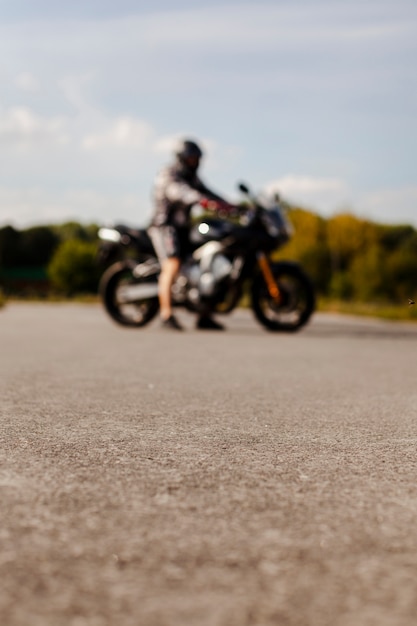 バイクにぼやけたバイカー