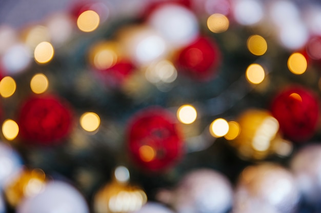 Free photo blurred christmas background with balls