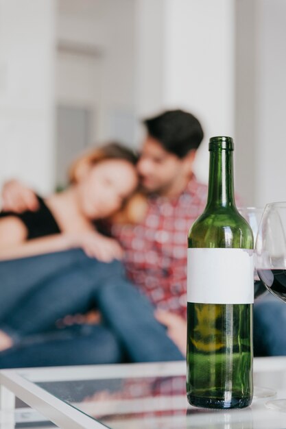 ワインを見ているぼんやりしたカップル