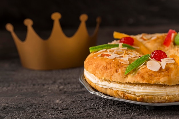 Free photo blurred crown and dessert happy epiphany