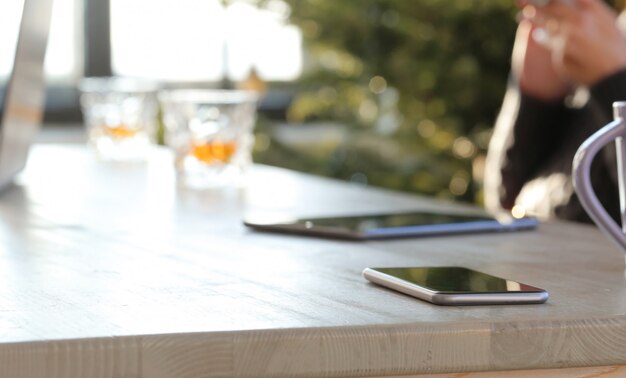 テーブルの上のスマートフォンのぼやけた画像