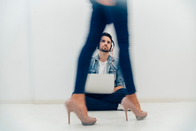 Foto gratuita gambe mosse in caso di uomo attraente in background