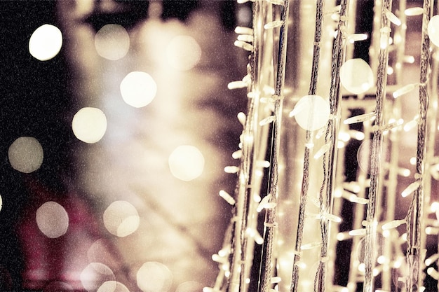 クリスマスライトと雪の夜の街路背景のぼやけた写真