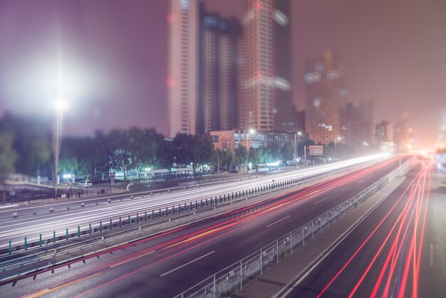 道路上の信号灯がぼやけている