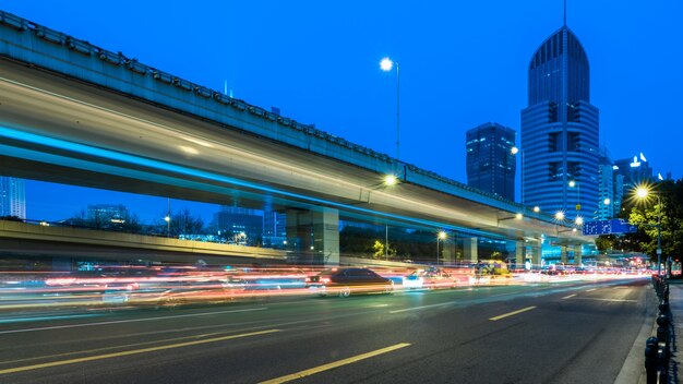 道路上の信号灯がぼやけている