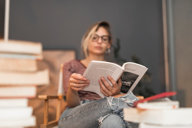 素晴らしい本を読んでいるぼんやりした女性