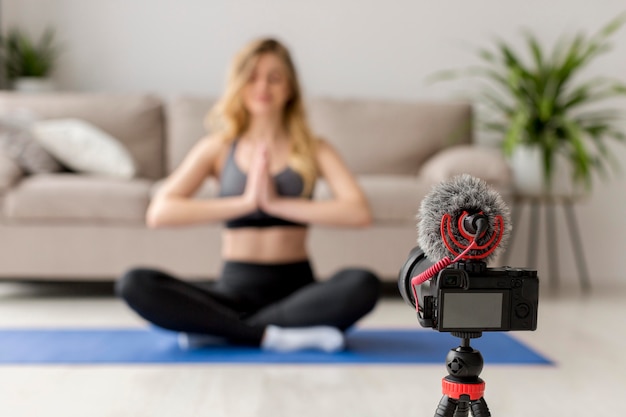 Foto gratuita donna vaga sul tappetino yoga