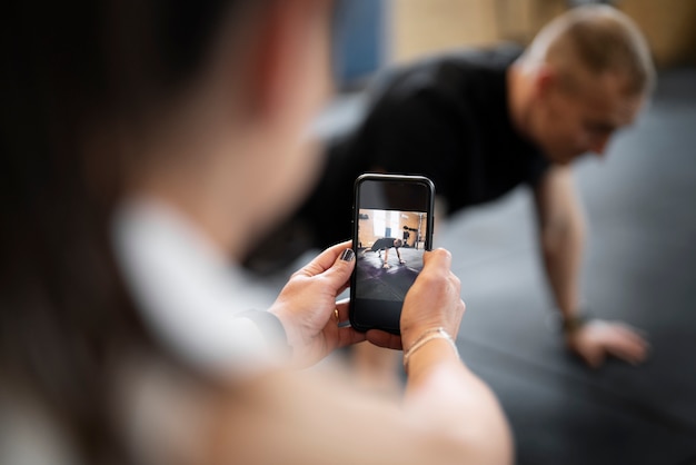 Free photo blurry man doing burpees side view