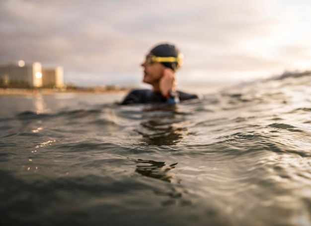 Foto gratuita uomo sfocato in acqua con gli occhiali di protezione