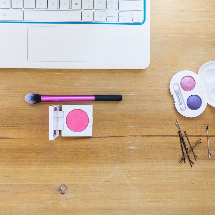 मुफ़्त फोटो blusher and eyeshadows near laptop