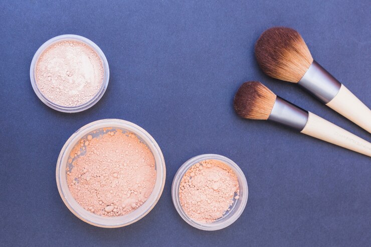 मुफ़्त फोटो blusher powder and two makeup brush on blue backdrop