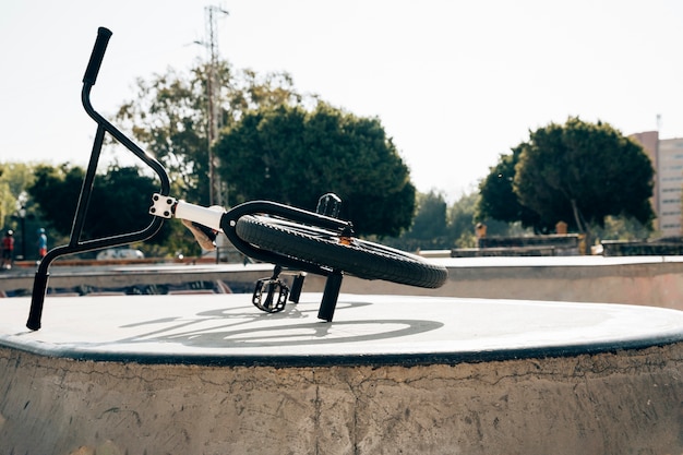 Foto gratuita bmx bike in uno skatepark alla luce del sole