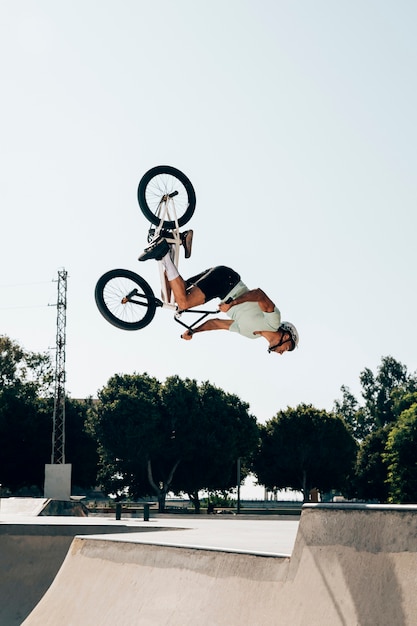 Бесплатное фото bmx байкер, выступающий на максимальной скорости