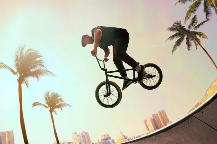 無料Photo bmxライダーは日没時にスケートパークでトリックを実行しています