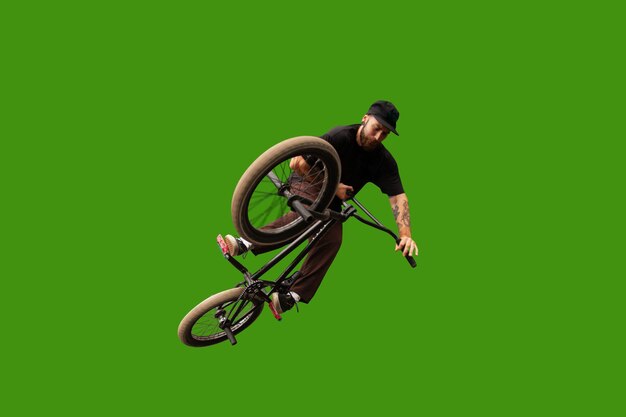 Всадник BMX выполняет трюки