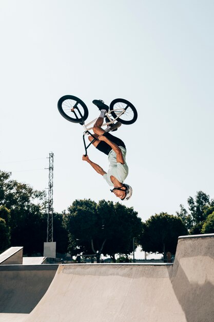逆さまにジャンプするBmxライダー