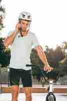 Foto gratuita bmx rider parla al telefono