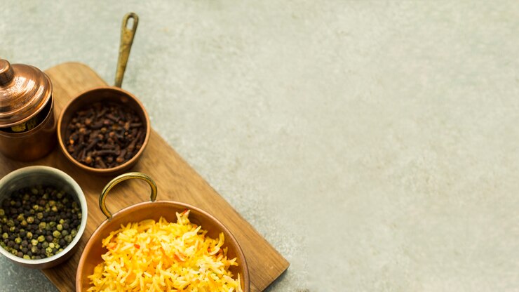 Free Photo board with spices and rice