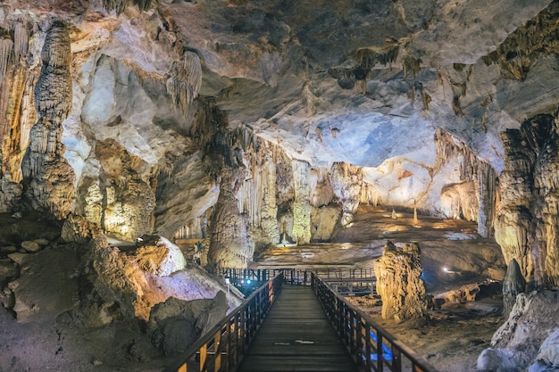 베트남의 아름다운 파라다이스 동굴 내부 산책로 시스템