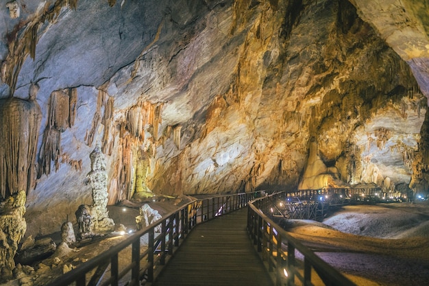 Foto gratuita boardwalk attraverso la grotta del paradiso illuminata in vietnam