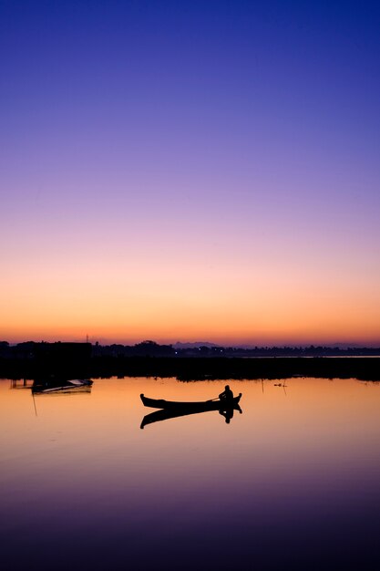 湖の夕日のボート